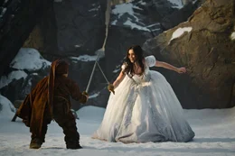Die Zwerge unterrichten Schneewittchen (Lily Collins) im Kampf - eine lebensrettende Ma&szlig;nahme ...