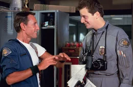 Officer Frank Murphy (Roy Scheider, l.) und der junge Polizist Richard Lymangood (Daniel Stern, r.) wurden als Piloten des neuen, extrem leistungsf&auml;higen Hubschraubers "Blue Thunder" ausgew&auml;hlt.