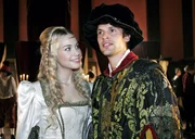 Kim (Lara-Isabelle Rentinck, l.) ist erleichtert, dass ihre Aff&auml;re mit Marc nicht bekannt geworden ist und Paolo (Thorsten Feller, r.) sich mit ihr verloben will.