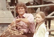 Charles (Michael Landon, l.) ist begeistert von Lauras (Melissa Gilbert) neuem Schwarm.