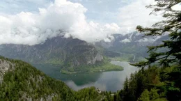 Aus der ORF-Reihe 'Universum': Als bedeutendes Kultur- und Naturdenkmal wurden Hallstatt und seine Umgebung in die UNESCO-Weltkultur- und Naturerbeliste aufgenommen. Hier herrscht der Dachsteingletscher &uuml;ber eine Landschaft, in der Mensch und Natur au&szlig;ergew&ouml;hnliche Verbindungen eingegangen sind. Eis, Karst und unterirdische Wasserwelten erz&auml;hlen noch heute von den Jugendtagen der Erde. Ausgehend von der fr&uuml;hen Bl&uuml;te der Hallstatt-Siedlung f&uuml;hrt Burgschauspieler Cornelius Obonya als Chronist durch die bewegte Geschichte dieser Idylle zwischen Fels und Hallst&auml;ttersee. Eine Dokumentation von Wolfgang Thaler und Alfred Komarek. Im Bild: Hallst&auml;tter See.