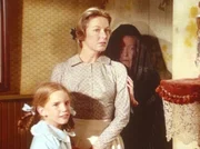 Laura (Melissa Gilbert, l.) und Caroline (Karen Grassle, M.) geben Maddie (Josephine Hutchinson, r.) Schutz.