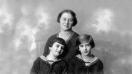 Ruth Maier (r.) mit ihrer Mutter Irma und ihrer Schwester Judith (l.).