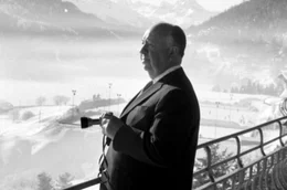 Einer der ber&uuml;hmtesten und ausdauerndsten Stammg&auml;ste in St. Moritz: Meisterregisseur Alfred Hitchcock. &Uuml;ber 30 Jahre verbrachte er hier die Winter &ndash; immer in derselben Suite.