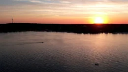 Badewanne der Berliner, Sehnsuchtsort, Ostsee des kleinen Mannes &ndash; was ist der Wannsee nicht alles! Kein Wunder, dass die Havelbucht im S&uuml;dwesten Berlins so viele Menschen anzieht. Angel-Youtuber drehen hier schr&auml;ge Videos, Hollywood-Stuntleute springen von Hausd&auml;chern. Die Autorin Anja Widell portr&auml;tiert in ihrer Dokumentation au&szlig;ergew&ouml;hnliche Menschen auf und am Wasser. - Sonnenuntergang am Berliner Wannsee.