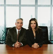 Gegens&auml;tze ziehen sich an: Felix Edel (Christoph M. Ohrt, l.), meist l&auml;ssig-locker, bisweilen chaotisch, hat vor allem ein gro&szlig;es Herz f&uuml;r die N&ouml;te seiner Klienten. Sandra Starck (Rebecca Immanuel, r.), mit scharfem Verstand ausgestattet, ist hart im Beruf und privat eine heimliche Romantikerin. Zusammen betreiben sie die Anwaltskanzlei "Edel & Starck" in Berlin, Prenzlauer Berg.