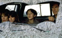 Noch bevor der Ort Dante's Peak evakuiert werden kann, bricht der Vulkan aus. Zusammen mit der B&uuml;rgermeisterin Rachel Wando (Linda Hamilton, l.) versucht Harry (Pierce Brosnan, r.), ihre beiden Kinder Graham (Jeremy Foley, 2.v.r.) und Lauren (Jamie Ren&eacute;e Smith, 2.v.l.) zu retten.