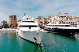 Superjacht im Hafen Puerto Ban&uacute;s in Marbella an der spanischen Costa del Sol.