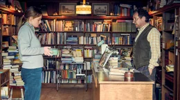 Luise (Luna Wedler) und ihr Chef Herr R&ouml;dder (Thorsten Merten) in der Buchhandlung