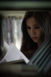 Violetta (Hannah Ogawa) recherchiert in der Bibliothek.