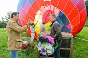 Im Bild: Mit einem Hei&szlig;luftballon und Snacks von Times Square-Wirt Jo (Christian K. Schaeffer, l.) will Bergmann (Florian Fitz, r.) bei Marie landen.