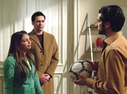 Arzu Ritter (Arzu Bazman) beichtet ihrem Cousin Sinan Fatmir (&Ouml;zg&uuml;r &Ouml;zata, re.), dass sie und Philipp Brentano (Thomas Koch, mi.) in "Wilder Ehe" zusammenleben.