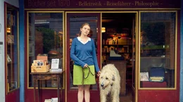 Luise (Luna Wedler) lebt mit ihrem Hund Alaska im Westerwald.