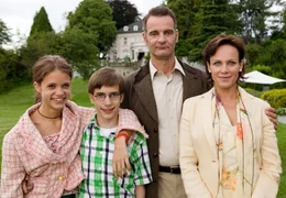 Auf der Flucht vor einem schurkischen Polizisten taucht die 13-j&auml;hrige Pik (Sidonie von Krosigk, li.) bei der Operndiva Ida K&ouml;nigstein (Sonja Kirchberger), ihrem Gatten Herrmann (Heinrich Schafmeister, re.) und ihrem Sohn Amadeus (Robin Becker) unter.