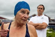 Rentnerin Elfi Bach (Christiane Blumhoff, links mit Marcus Gr&uuml;ner, rechts) ist au&szlig;er sich. Sie sei vor der morgendlichen Wassergymnastik von einem Exhibitionisten &uuml;berrascht worden, der sich vor ihr entbl&ouml;&szlig;t haben soll.