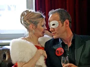 MDR Fernsehen IN ALLER FREUNDSCHAFT FOLGE 271, "Nur zu zweit", am Mittwoch um 11:40 Uhr. Sybille Baumeister (Katharina Schubert) hat sich ausgerechnet ihren Ex-Freund Achim Kreutzer (Johannes Steck) als Geburtstagsgeschenk auserkoren. Doch Achim setzt alles daran, nicht mit ihr im Bett zu landen. MDR Fernsehen IN ALLER FREUNDSCHAFT FOLGE 271, "Nur zu zweit", am Mittwoch um 11:40 Uhr. Sybille Baumeister (Katharina Schubert) hat sich ausgerechnet ihren Ex-Freund Achim Kreutzer (Johannes Steck) als Geburtstagsgeschenk auserkoren. Doch Achim setzt alles daran, nicht mit ihr im Bett zu landen.