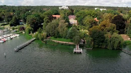 Badewanne der Berliner, Sehnsuchtsort, Ostsee des kleinen Mannes &ndash; was ist der Wannsee nicht alles! Kein Wunder, dass die Havelbucht im S&uuml;dwesten Berlins so viele Menschen anzieht. Angel-Youtuber drehen hier schr&auml;ge Videos, Hollywood-Stuntleute springen von Hausd&auml;chern. Die Autorin Anja Widell portr&auml;tiert in ihrer Dokumentation au&szlig;ergew&ouml;hnliche Menschen auf und am Wasser. - Blick auf die Liebermann-Villa am Wannsee.