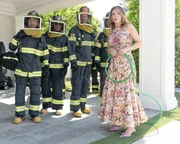 The 118 team battles an "un-bee-lievable" emergency when a trailer with millions of bees crashes on the streets of Los Angeles, unleashing a swarm. The 118 team battles an "un-bee-lievable" emergency when a trailer with millions of bees crashes on the streets of Los Angeles, unleashing a swarm.