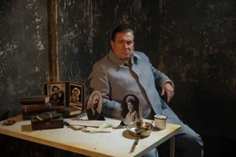 Hermann G&ouml;ring (Francis Fulton-Smith) wartet in seiner Zelle gespannt auf den Auschwitz-&Uuml;berlebenden Ernst Michel.