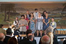 Mirkos (Pasquale Aleardi, 2. v. li.) Chor singt beim Wettbewerb (v. l. n. r.): Rainer (David Baalcke), Nele (Aleen Jana K&ouml;tter), Georg (Matthias Lier), Elena (Marie Leuenberger), Goran (Ren&eacute; Geisler), Elke (Barbara Bauer), Mirkos Mutter (Gundi Ellert), Rosa (Eva Herzig) und Felix (Tom Gronau).