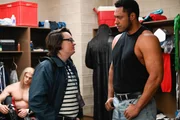 Brian (Clark Duke, l.); Dwayne Johnson (Uli Latukefu, r.)