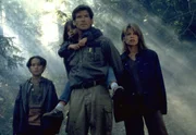 In Dante's Peak angekommen, freundet sich der Vulkanologe Harry Dalton (Pierce Brosnan, M.) mit der B&uuml;rgermeisterin Rachel Wando (Linda Hamilton, r.) an, und muss zusammen mit ihr bald eine grauenhafte Entdeckung machen ...