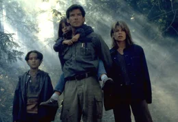 In Dante's Peak angekommen, freundet sich der Vulkanologe Harry Dalton (Pierce Brosnan, M.) mit der B&uuml;rgermeisterin Rachel Wando (Linda Hamilton, r.) an, und muss zusammen mit ihr bald eine grauenhafte Entdeckung machen ...