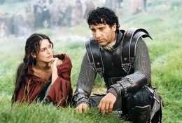 Als es Arthur (Clive Owen, r.) gelingt, die sch&ouml;ne Guinevere (Keira Knightley, l.), eine piktische Gefangene der R&ouml;mer, zu befreien, ahnt er nicht, dass sie die Tochter seines Intimfeindes Merlin ist. Doch dann fallen Sachsen in Brittanien ein und Arthur ist gezwungen mit Merlin gemeinsam die Eindringliche zu bek&auml;mpfen ...