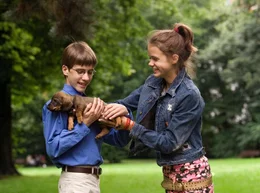 Pik (Sidonie von Krosigk) schenkt ihrem Freund Amadeus (Robin Becker), was er sich schon lange gew&uuml;nscht hat: einen Hund.