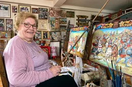 Nerina Chiarenza beim Bemalen eines &bdquo;Carretto Siciliano&ldquo;