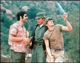 "M.A.S.H.", Die Jung&auml;rzte Hawkeye, Trapper John und Duke versehen ihren Dienst in einem Feldlazarett nahe der koreanischen Kriegsfront. T&auml;glich haben sie es mit Schwerverletzten und Toten zu tun. Um von der grausamen Realit&auml;t Abstand zu gewinnen, fl&uuml;chten sie sich in makabren Humor und stellen die milit&auml;rische Disziplin auf den Kopf. Im Bild (v.li.): Elliot Gould, Rick Teal, Donald Sutherland. SENDUNG: ORF1 - DI - 13.10.2009 - 02:15 UHR. - Veroeffentlichung fuer Pressezwecke honorarfrei ausschliesslich im Zusammenhang mit oben genannter Sendung oder Veranstaltung des ORF bei Urhebernennung. Foto: ORF/Kirch Media/20th Century Fox. Anderweitige Verwendung honorarpflichtig und nur nach schriftlicher Genehmigung der ORF-Fotoredaktion. Copyright: ORF, Wuerzburggasse 30, A-1136 Wien, Tel. +43-(0)1-87878-13606