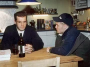 Achim Kreutzer(Joachim Kretzer) erz&auml;hlt Sebastian Maier( Matthias K&ouml;berlin) vom toten Patienten.