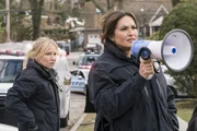 Kelli Giddish as Detective Amanda Rollins, Mariska Hargitay as Lieutenant Olivia Benson