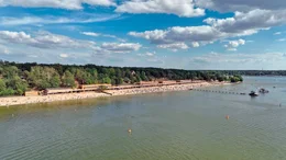 Badewanne der Berliner, Sehnsuchtsort, Ostsee des kleinen Mannes &ndash; was ist der Wannsee nicht alles! Kein Wunder, dass die Havelbucht im S&uuml;dwesten Berlins so viele Menschen anzieht. Angel-Youtuber drehen hier schr&auml;ge Videos, Hollywood-Stuntleute springen von Hausd&auml;chern. Die Autorin Anja Widell portr&auml;tiert in ihrer Dokumentation au&szlig;ergew&ouml;hnliche Menschen auf und am Wasser. - Das Strandbad Wannsee.