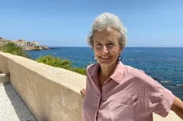 Umweltsch&uuml;tzerin Patrizia Maiorca am Castello Maniace in Ortigia