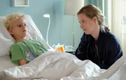 Der kleine Benno (Jimmy Gutzeit) vermisst seinen Vater und hofft, dass er wenigstens kommt, wenn er krank in der Klinik liegt. Manja Arnold (Teresa Wei&szlig;bach) ist ratlos. Sie kann die Sehnsucht ihres Sohnes absolut verstehen, doch ihr Ex-Mann entfernt sich immer mehr von seinem Sohn.