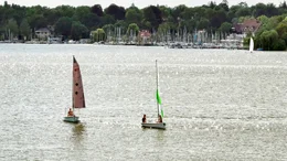 Badewanne der Berliner, Sehnsuchtsort, Ostsee des kleinen Mannes &ndash; was ist der Wannsee nicht alles! Kein Wunder, dass die Havelbucht im S&uuml;dwesten Berlins so viele Menschen anzieht. Angel-Youtuber drehen hier schr&auml;ge Videos, Hollywood-Stuntleute springen von Hausd&auml;chern. Die Autorin Anja Widell portr&auml;tiert in ihrer Dokumentation au&szlig;ergew&ouml;hnliche Menschen auf und am Wasser. - Segler auf dem Wannsee.