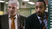 Detective Joe Fontana (Dennis Farina, li.) und Detective Ed Green (Jesse L. Martin) haken nach. Stimmen die Zeugenaussagen wirklich &uuml;berein?