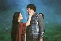 L-R: Guinevere (Keira Knightley), Arthur (Clive Owen)