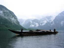 Universum: "Hallstatt - Ein Leben zwischen Fels und See", Die Hallstatt-Dachstein-Region - landschaftliche Idylle zwischen Fels und See und eine der &auml;ltesten Kulturlandschaften der Menschheit. Mit nachinszenierten Darstellungen und realen Naturaufnahmen l&auml;sst Regisseur Wolfgang Thaler (Buchmitarbeit: Alfred Komarek) diese faszinierende Region von der Hallstattzeit vor 2.500 Jahren bis in die Gegenwart lebendig werden.