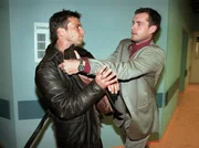 MDR Fernsehen IN ALLER FREUNDSCHAFT FOLGE 17, "Der Fremde in meinem Haus", am Dienstag (31.01.12) um 12:30 Uhr. Pr&uuml;gelei im Krankenhaus: Felix Schuster (Matthias Paul) und Achim Kreutzer (Joachim Kretzer).