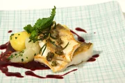 Zander mit Mairübchen, Kartoffeln und roter Buttersauce. Zander mit Mairübchen, Kartoffeln und roter Buttersauce.