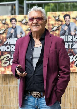 ARD Degeto BINGO IM KOPF, am Freitag (25.10.19) um 20:15 Uhr im ERSTEN. Manager Sigi (Henry H&uuml;bchen) plant ein Revival seines Stars. &copy; ARD Degeto/Thorsten Jander, honorarfrei - Verwendung gem&auml;&szlig; der AGB im engen inhaltlichen, redaktionellen Zusammenhang mit genannter Degeto-Sendung und bei Nennung "Bild: ARD Degeto/Thorsten Jander" (S2+). ARD Degeto/Programmplanung und Presse, Tel: 069/1509-335, degeto-presse@degeto.de