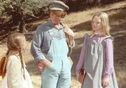 Laura (Melissa Gilbert, l.), Mary (Melissa Sue Anderson, r.) und ihr neuer Mitsch&uuml;ler Johnny Johnson (Mitch Vogel, M.) haben den gleichen Schulweg.