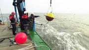 Messboje wird vor der Insel Norderney vom Forschungsschiff &bdquo;Burchana&ldquo; zu Wasser gelassen. Weitere Fotos auf Anfrage.