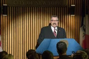 Frank (Tom Selleck) tritt vor die Presse und gibt zunächst Entwarnung: Offenbar doch kein Terroranschlag. Frank (Tom Selleck) tritt vor die Presse und gibt zunächst Entwarnung: Offenbar doch kein Terroranschlag.