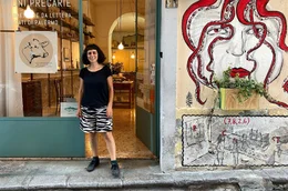 Carmela Dacchile vor ihrer Galerie &bdquo;Edizioni Precarie".
