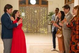 Edward Cotton (Ryan Bruce) und Nina Bower (Anna Hopkins) m&uuml;ssen viele Schwierigkeiten auf dem Weg zu ihrem Happy End bew&auml;ltigen.  +++ Die Verwendung des sendungsbezogenen Materials ist nur mit dem Hinweis und Verlinkung auf RTL+ gestattet. +++