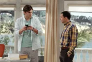 Während Walden (Ashton Kutcher, l.) einen neuen Versuch mit seiner Ex-Frau Bridget (Judy Greer, l.) startet, glaubt Alan (Jon Cryer, r.), dass dies keine gute Idee ist ... Während Walden (Ashton Kutcher, l.) einen neuen Versuch mit seiner Ex-Frau Bridget (Judy Greer, l.) startet, glaubt Alan (Jon Cryer, r.), dass dies keine gute Idee ist ...