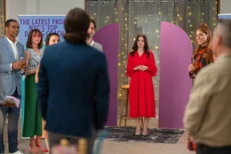 Edward Cotton (Ryan Bruce) &uuml;berrascht Nina Bower (Anna Hopkins) w&auml;hrend ihres Presseevents.  +++ Die Verwendung des sendungsbezogenen Materials ist nur mit dem Hinweis und Verlinkung auf RTL+ gestattet. +++